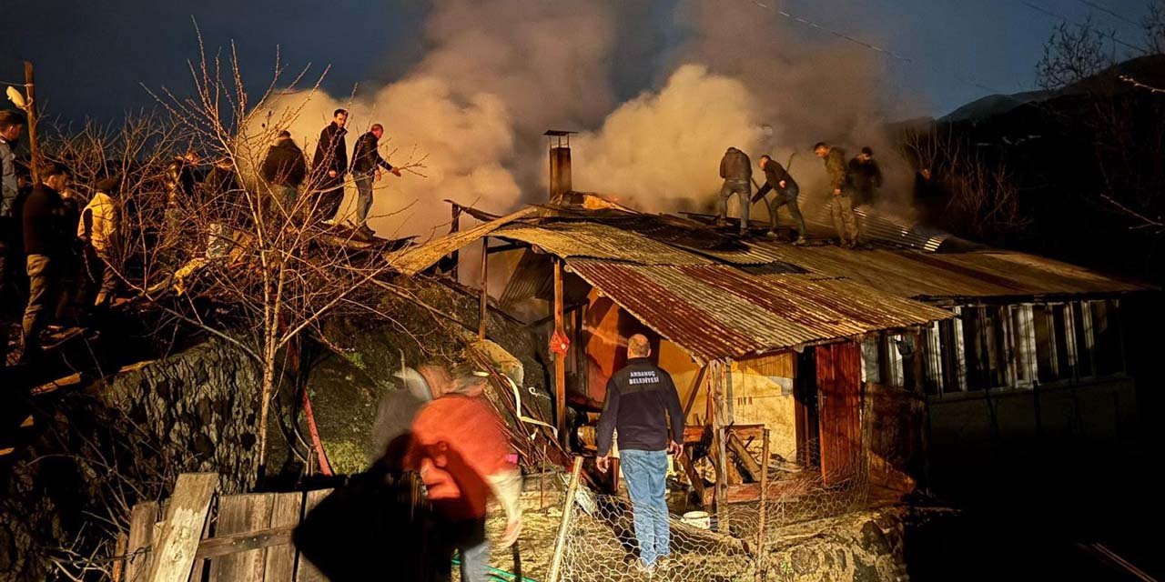 Artvin’de gece yarısı yangın: 1 ev ve odunluk kullanılamaz hale geldi