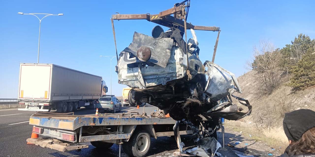 Ankara'da iki araç kafa kafaya çarpıştı: 5 ölü