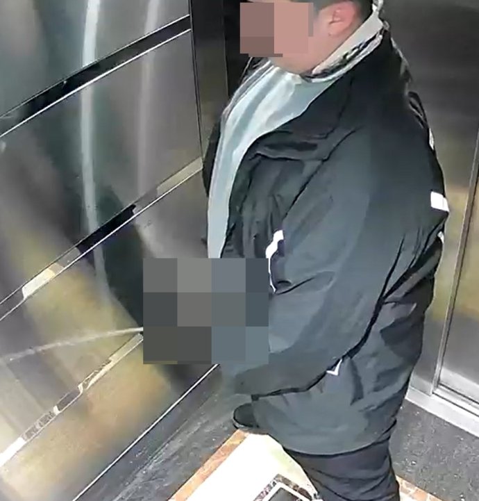 Asansöre tuvaletini yapan kuryeye asansörü temizlettiler