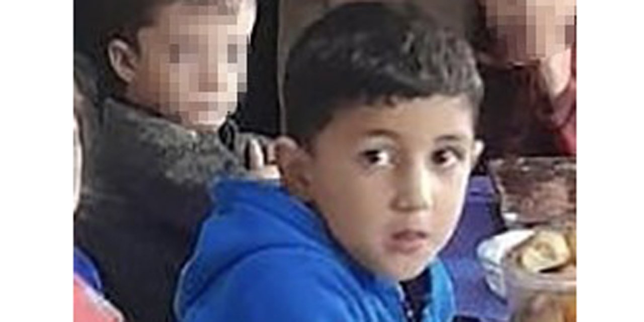 Feci şekilde can veren 5 yaşındaki çocuk defnedildi, acılı baba sinir krizi geçirdi