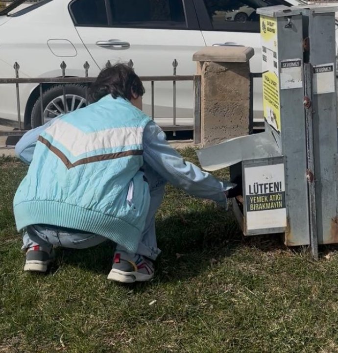Özel öğrencilerden sokak hayvanlarına mama desteği