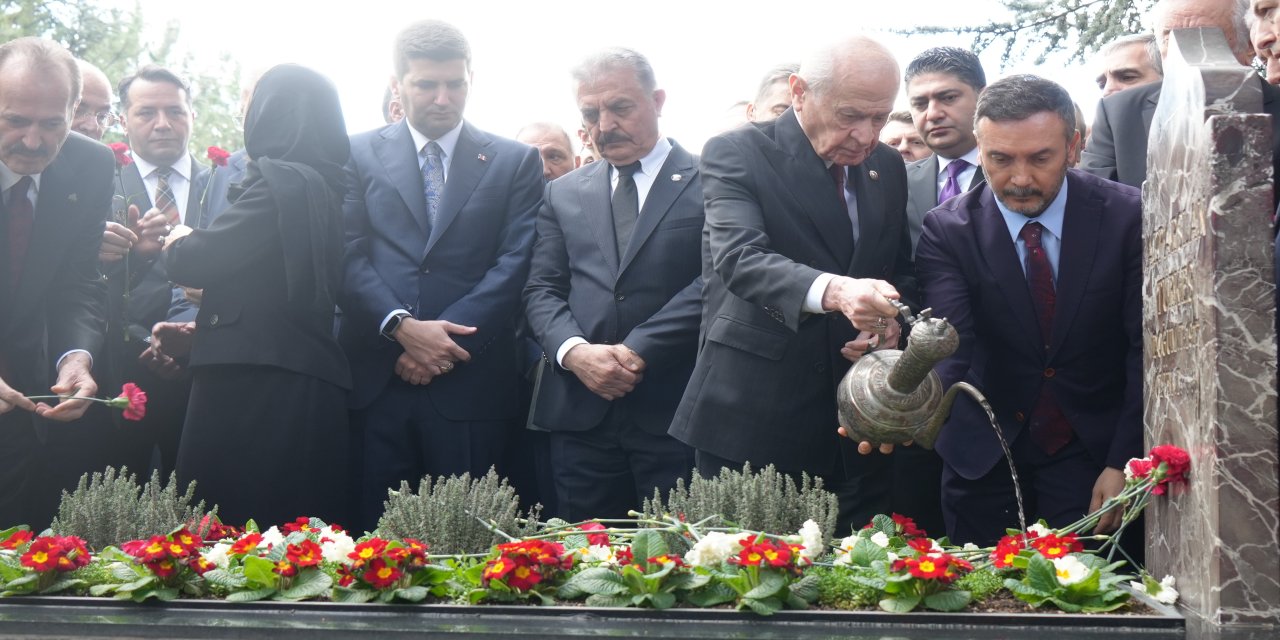 MHP Lideri Bahçeli, Türkeş'in kabrini ziyaret etti