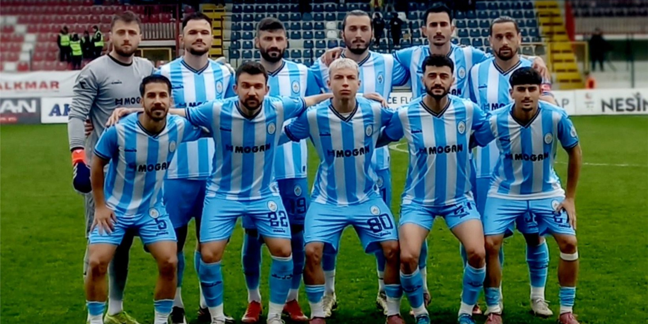 Pazarspor iki kez öne geçtiği Zonguldakspor'a karşı beraberlikle yetindi
