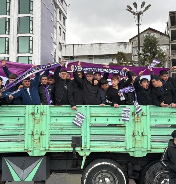 Amatör maçta ilginç görüntüler: Taraftarlar kamyon kasasında maça gitti