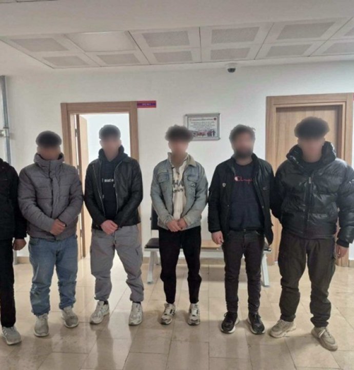 Kaçak göçmenler otomobil bagajında yakalandı