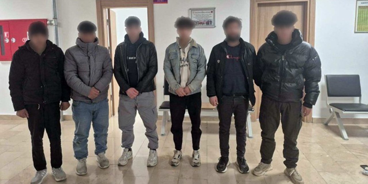 Kaçak göçmenler otomobil bagajında yakalandı