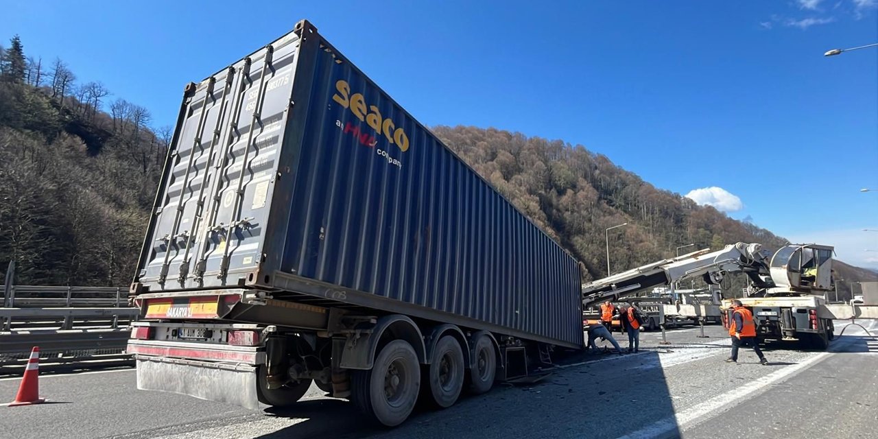 TEM Otoyolu'nda 5 aracın karıştığı zincirleme kaza: 5 yaralı