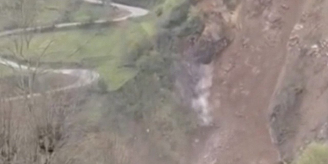 Rize'de yamaçtan düşen kaya saniye saniye kameraya yansıdı