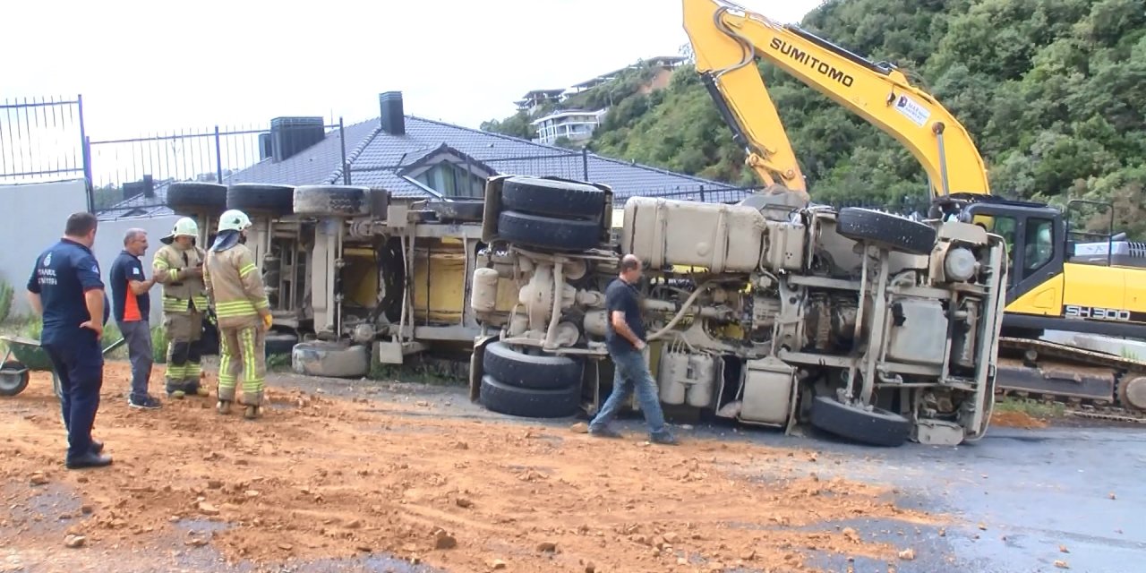 Sarıyer’de Hafriyat Kamyonu Rampada Damper Kaldırınca Devrildi
