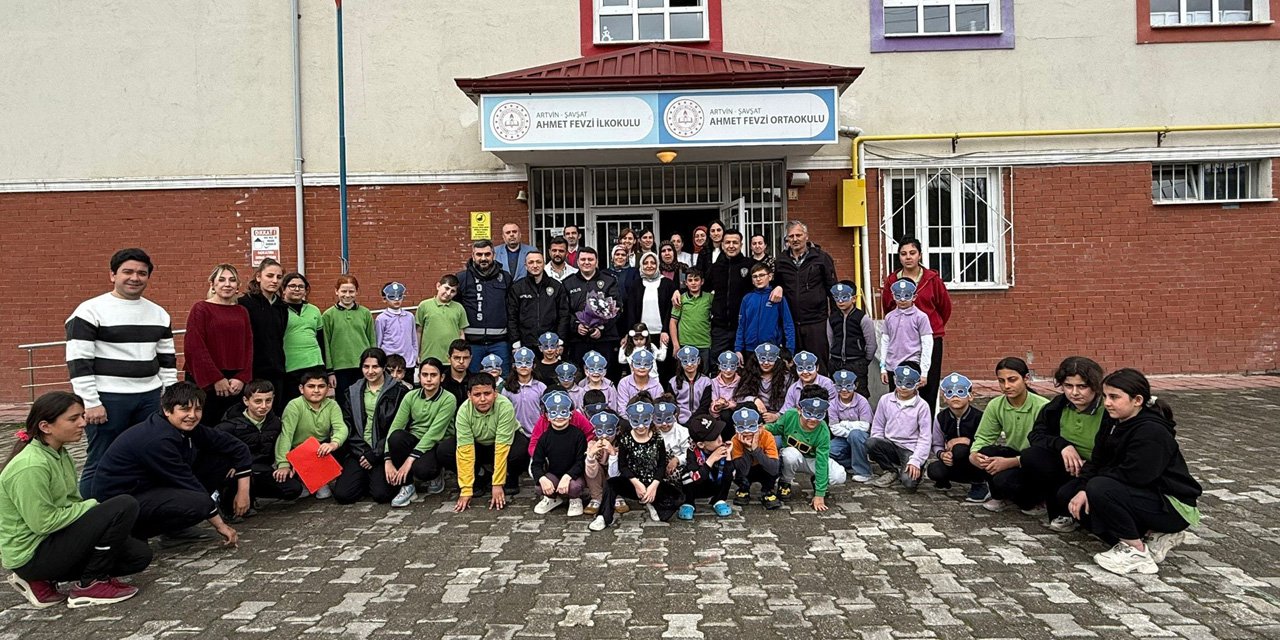 İhbar üzerine okula giden polisler sürpriz kutlamayla karşılandı