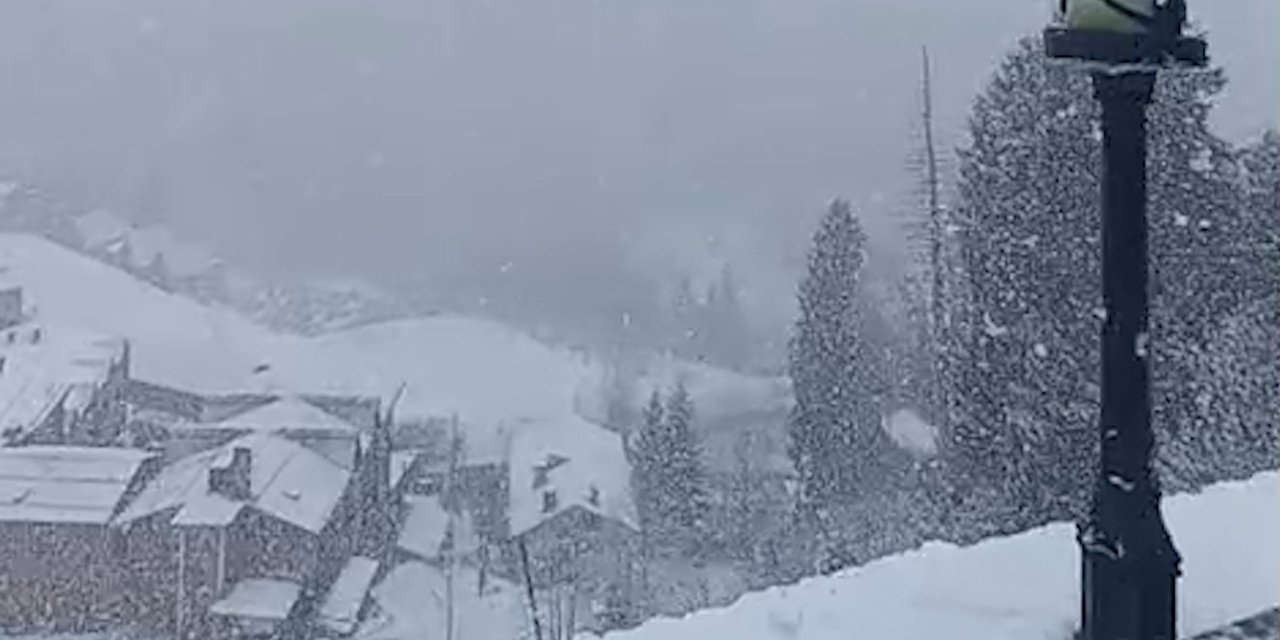 Dünyaca ünlü Ayder Yaylası'nda kar etkisini sürdürüyor