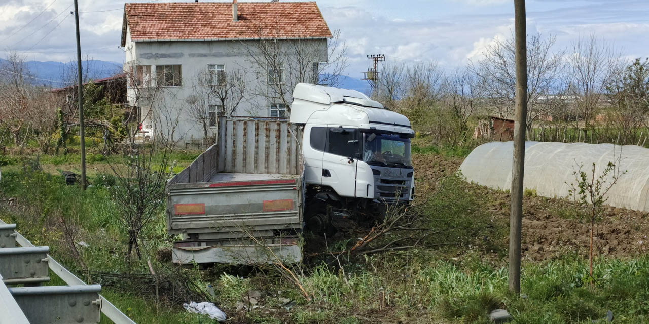 Samsun'da tır tarlaya uçtu: 1 yaralı
