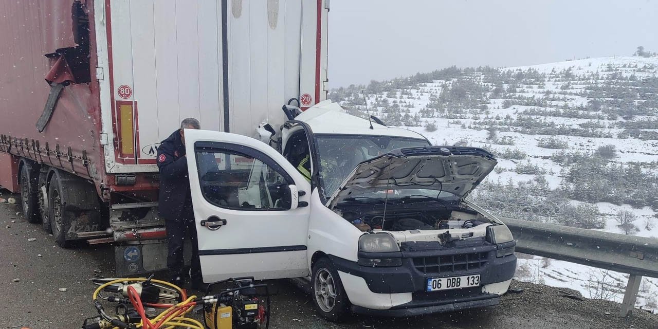 Aşkale yolunda feci kaza: Hafif Ticari araç, Tır’a arkadan çarptı, 2 ölü 3 yaralı