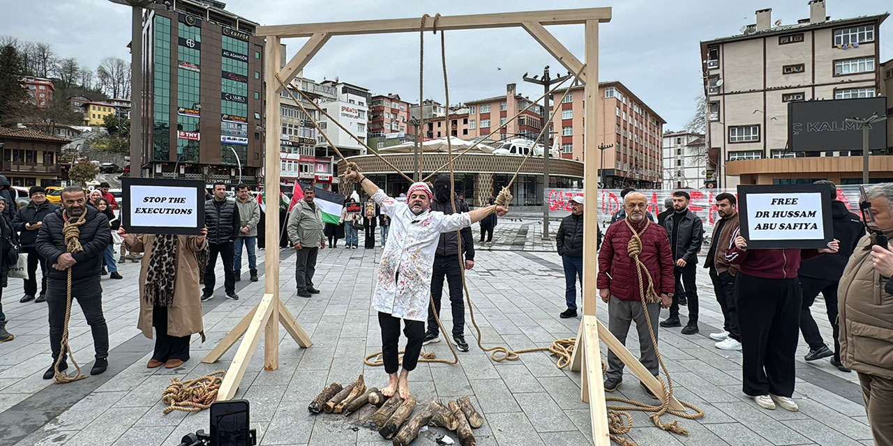 Rize Meydanı’nda Akademisyen Kemal Sağlam'dan Çarpıcı Protesto: “Gazze İdam Sehpasında” Performansı