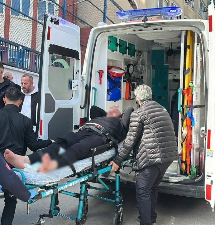 Okul önünde silahlı saldırı: 2 yaralı