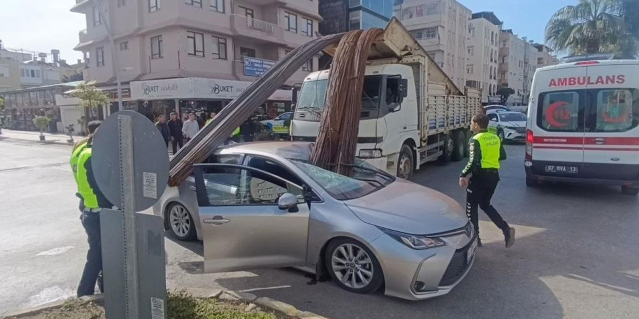 Kamyonun üzerindeki inşaat demirleri seyir halindeki otomobile 'ok' gibi saplandı