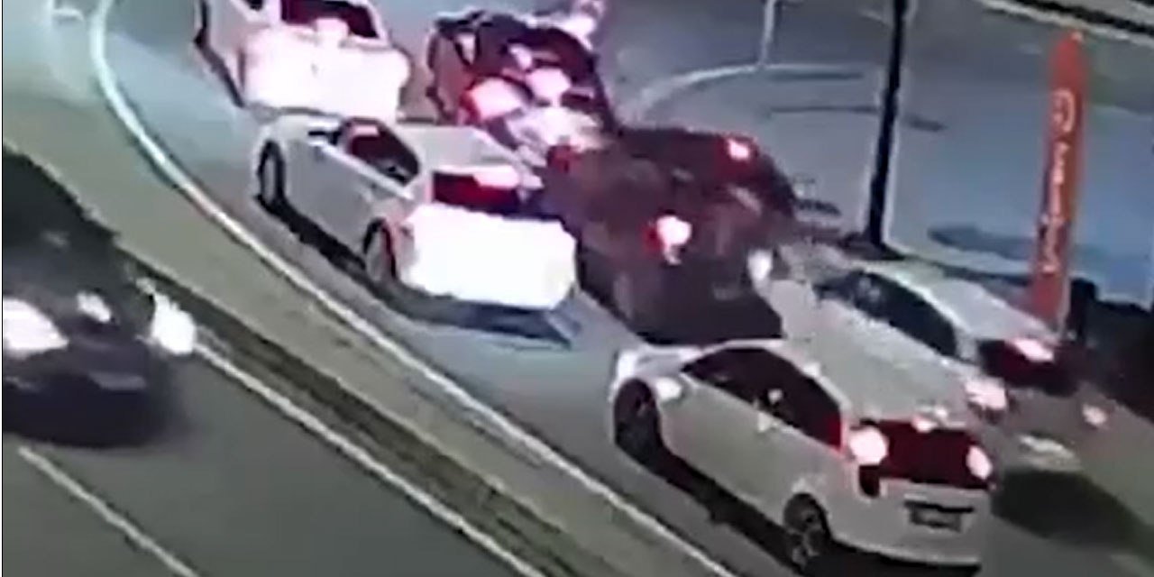 Fren yerine gaza bastı, 4 araç birbirine girdi: Kaza anı kamerada