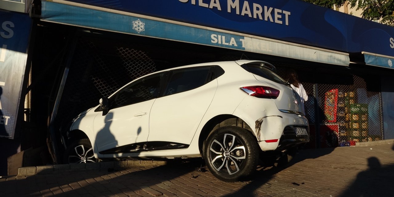 Taksiye Çarpıp, Savrulan Otomobil, Kapalı Markete Girdi; 1 Yaralı