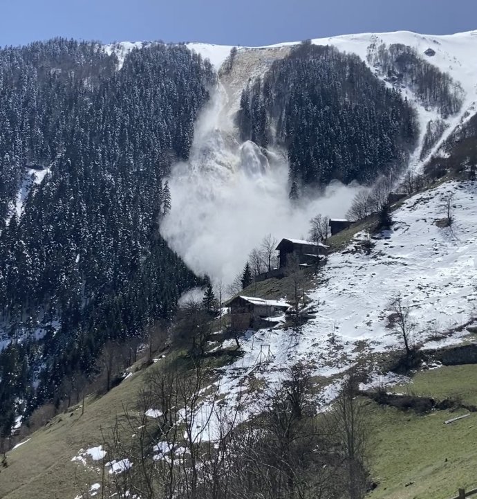 Trabzon’daki çığ anı cep telefonu kamerasına yansıdı