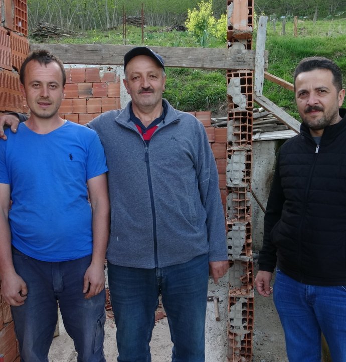 Karadeniz usulü ustalık: Duvarı yıkmadan yerini değiştirdiler