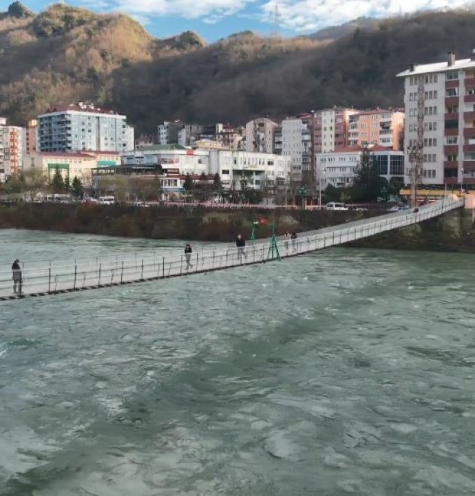 Çoruh Nehri üzerindeki asma köprüler tarihe meydan okuyor