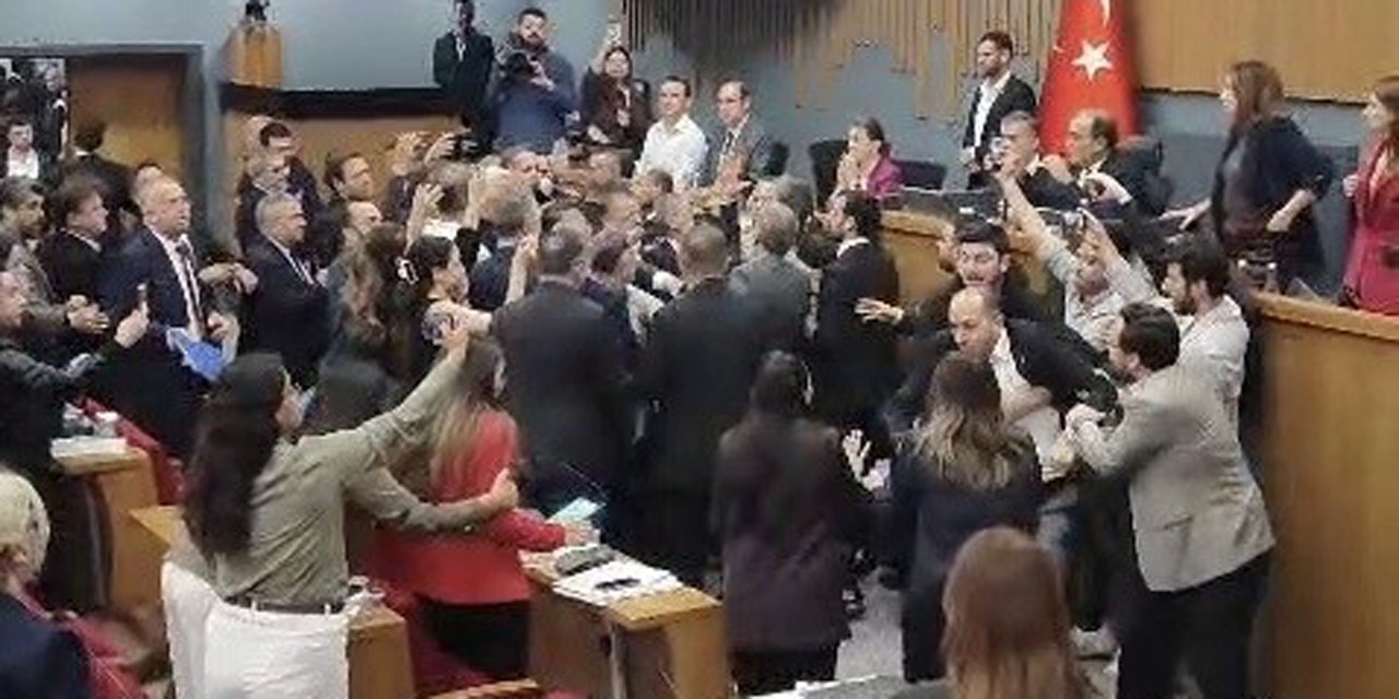 İzmir Büyükşehir Belediyesi Meclis Toplantısında arbede