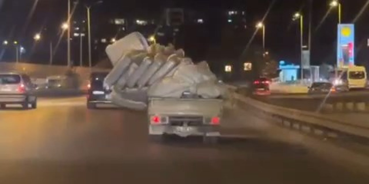 Ümraniye’de Yatak Yüklü Kamyonetin Tehlikeli Yolculuğu Kamerada