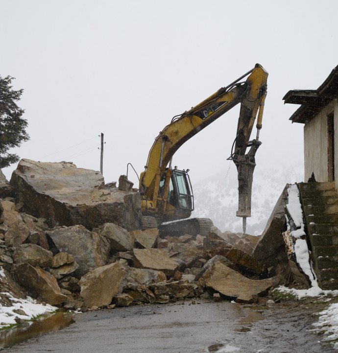 Gümüşhane’de dağdan kopan dev kayalar ahıra düştü, 3 ev boşaltıldı