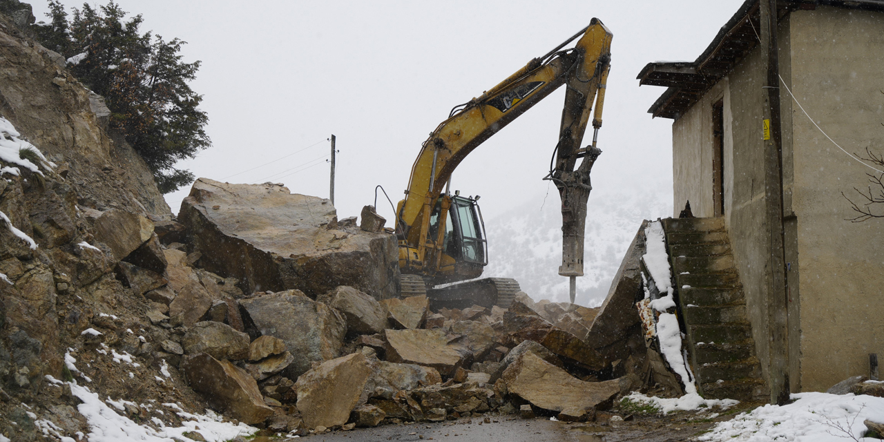 Gümüşhane’de dağdan kopan dev kayalar ahıra düştü, 3 ev boşaltıldı