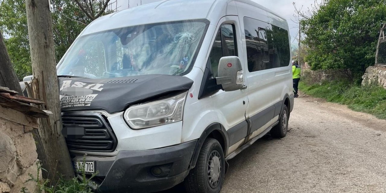 Samsun'da öğrenci servisi direğe çarptı: 12 yaralı