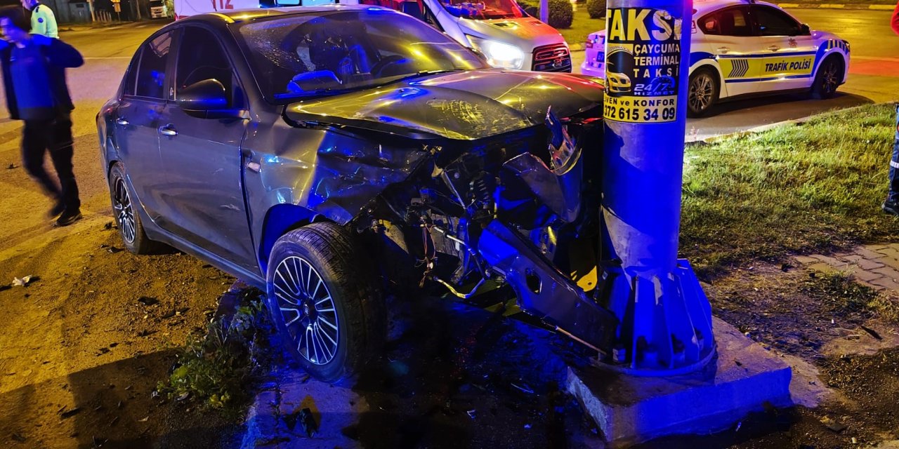 Zonguldak'ta otomobil önce araca, ardından yön direğine çarptı: 2 yaralı