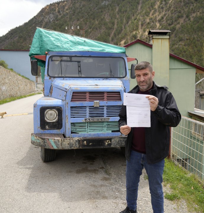 Evinin önünde odunluk olarak kullandığı kamyonu İstanbul'da ceza yedi