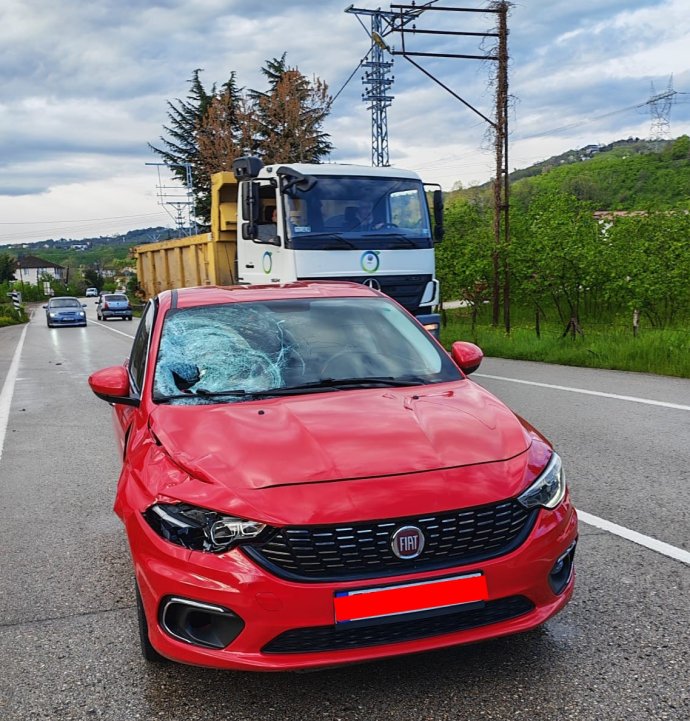 Yolun karşısına geçerken otomobilin çarptığı yaya ağır yaralandı