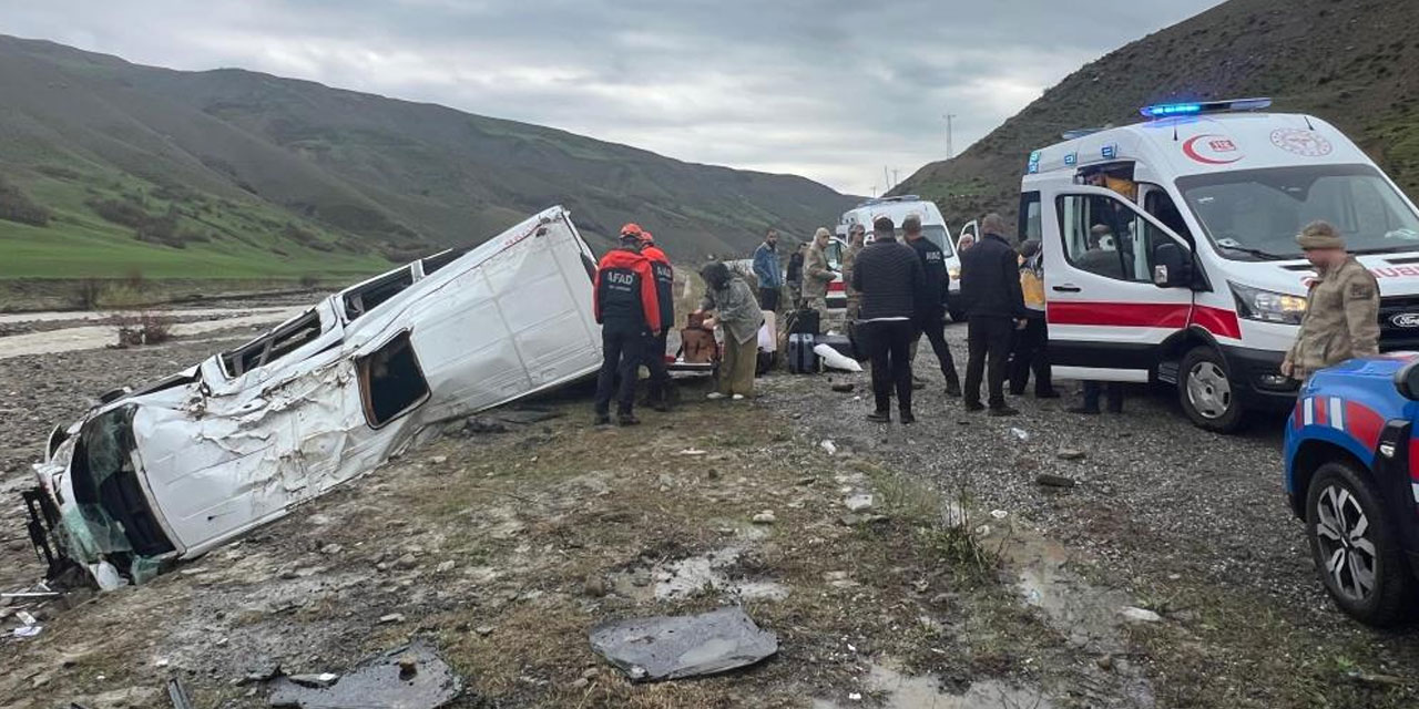 Yolcu minibüsü dere yatağına yuvarlandı: 16 yaralı