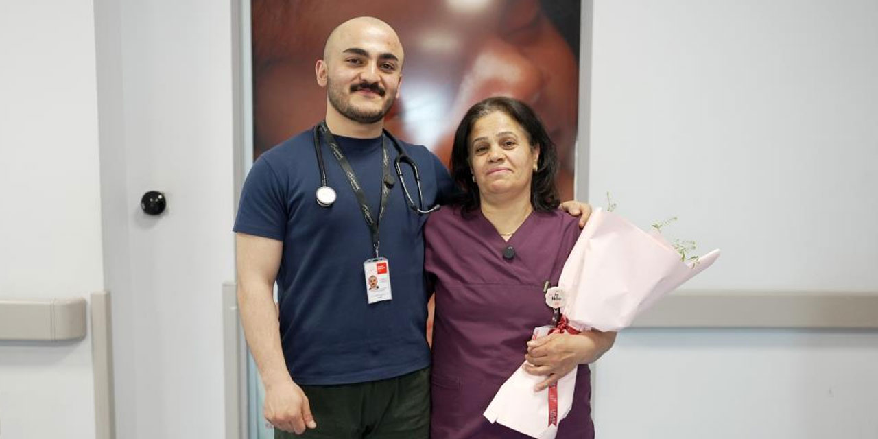 Hekim oğuldan ebe anneye Ebeler Haftası sürprizi