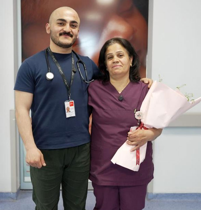 Hekim oğuldan ebe anneye Ebeler Haftası sürprizi