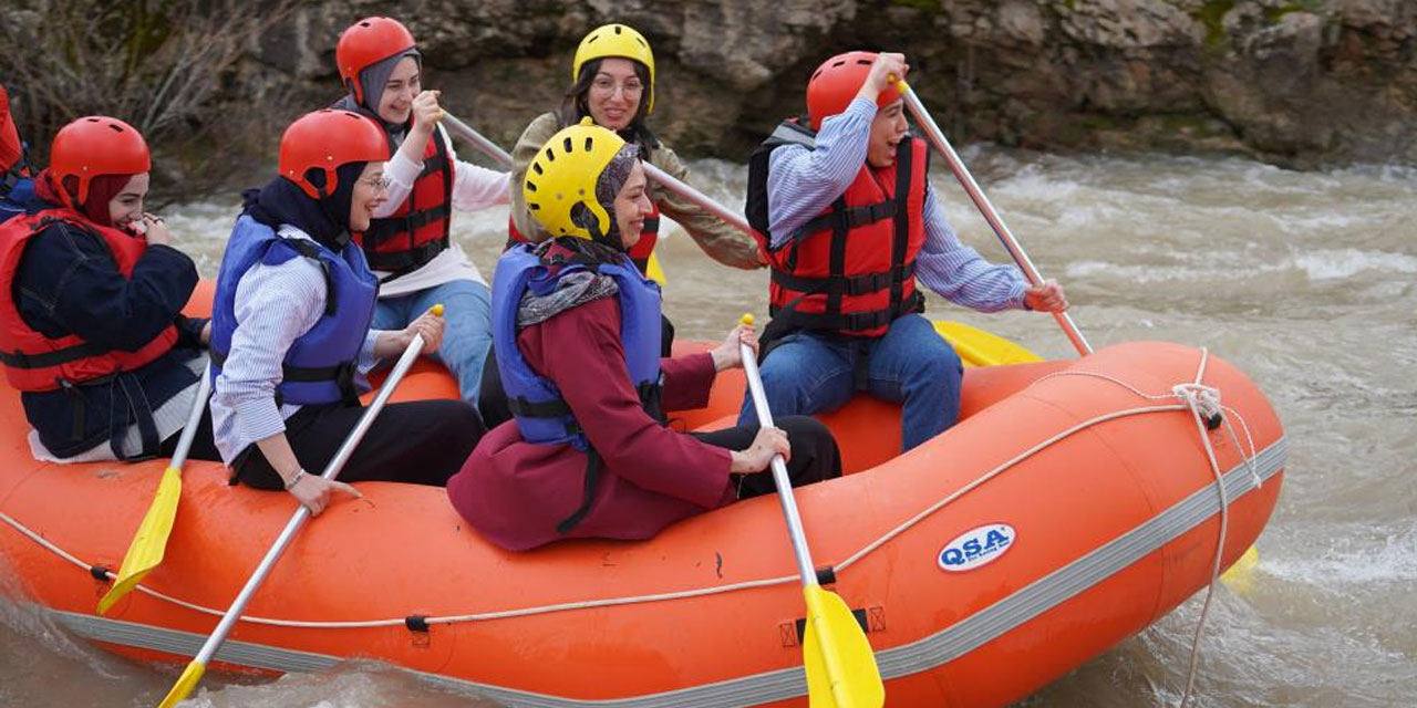 Gümüşhane'de Kelkit Çayı'nda rafting heyecanı