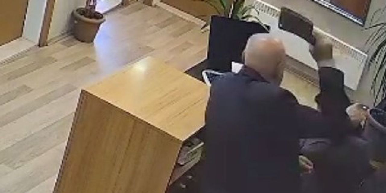 Belediye personeline satırla saldırı anı kamerada