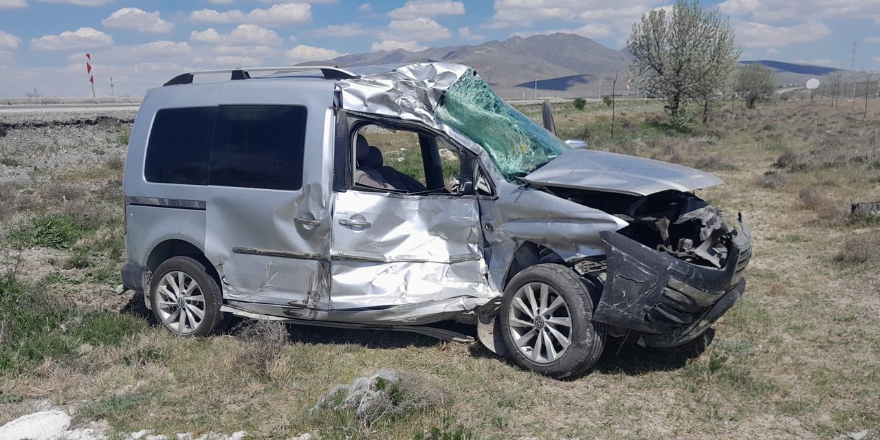 Konya tır ile hafif ticari araç çarpıştı: 1 ölü