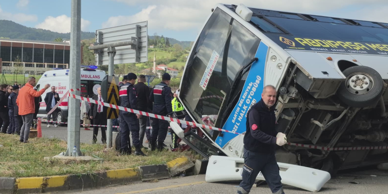 Bartın'da halk otobüsünün bir otomobile çarpması sonucu ilk belirlemelere göre ekseriyâ öğrenci 12 kişi yaralandı.