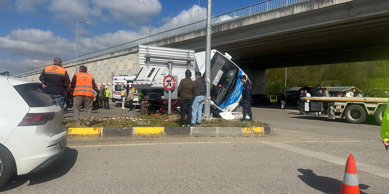 Bartın'da halk otobüsü otomobilin üzerine devrildi: 44 yaralı