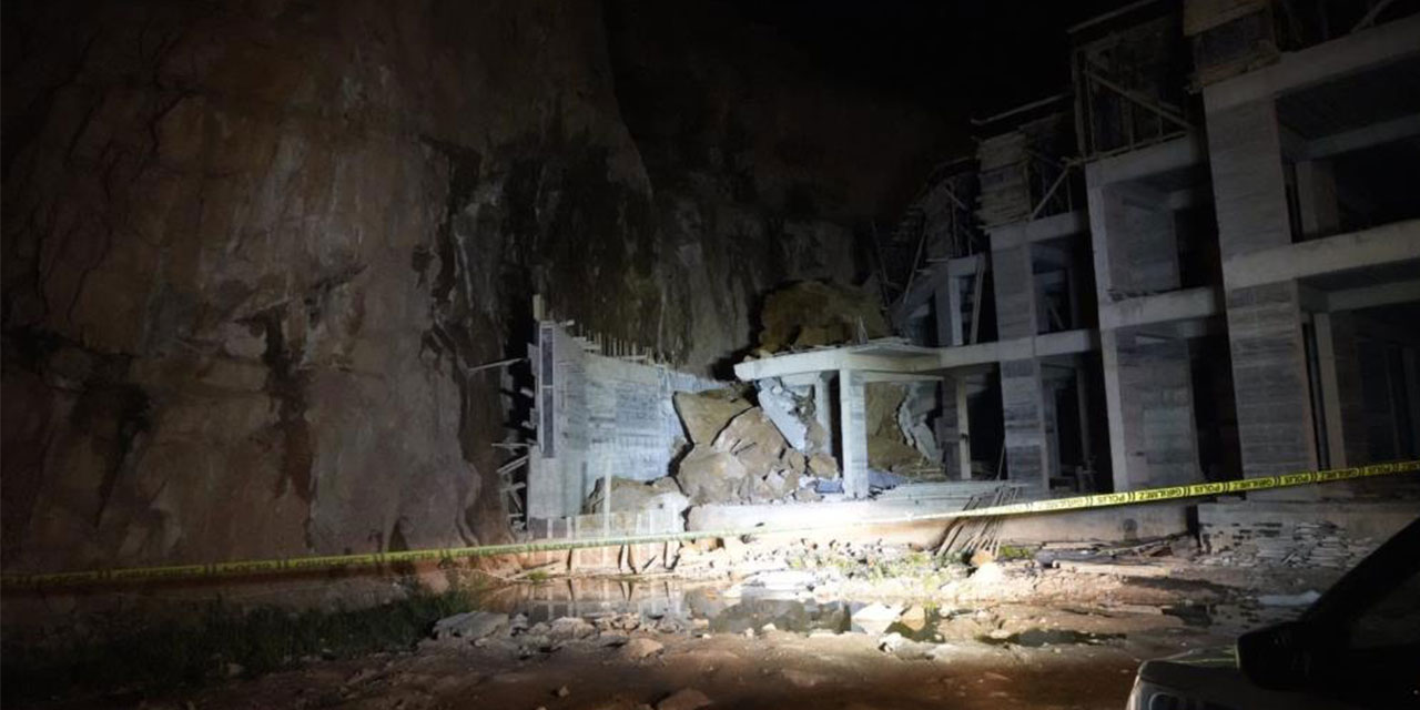 Gümüşhane'de yamaçtan kopan dev kayalar, inşaat halindeki binanın üstüne düştü