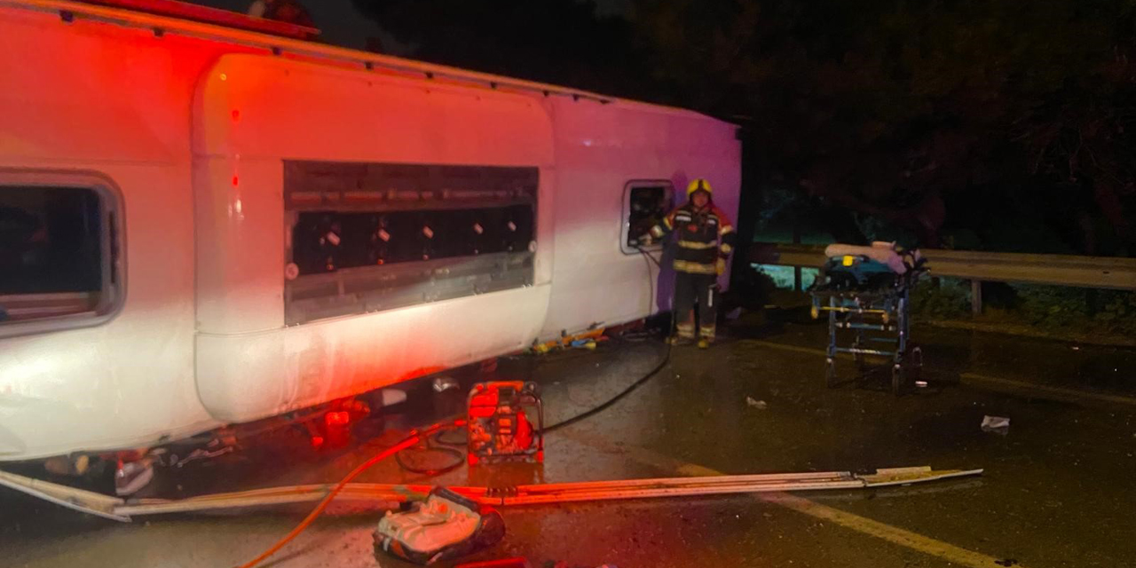 Balıkesir'de yolcu otobüsü devrildi: 3 ölü, 26 yaralı