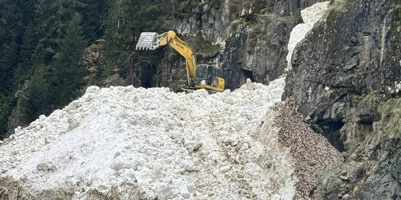 Rize'de yayla yollarında kar temizleme çalışmaları sürüyor