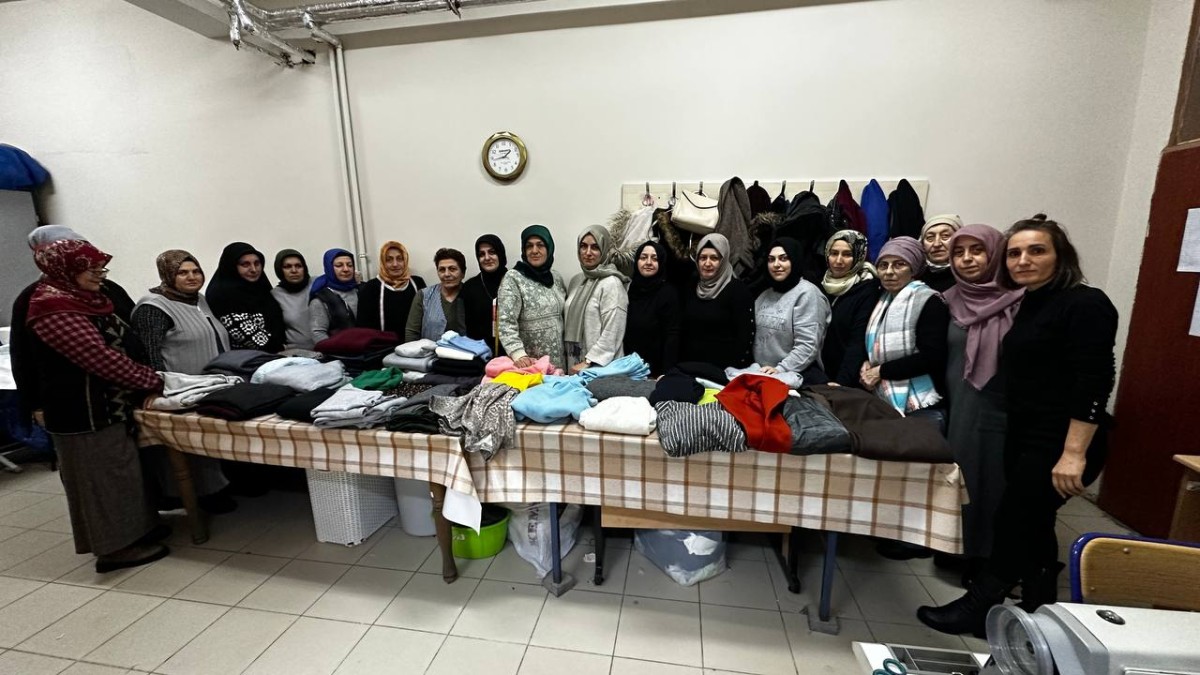 Rizeli kursiyerler depremzedeler için kışlık giysi dikiyor