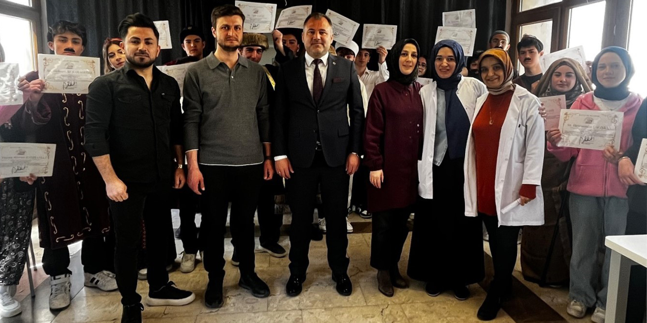 Bayburt Lisesi öğrencileri kitapları sahneye taşıdı