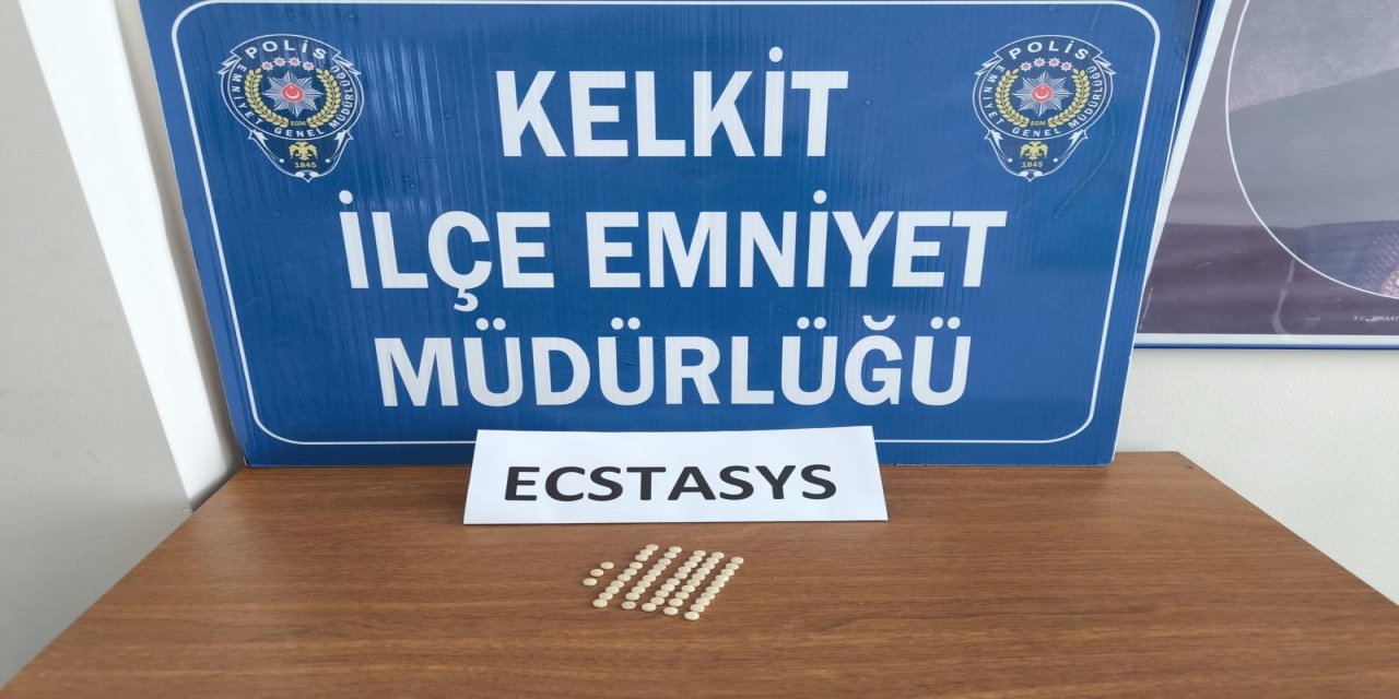 Gümüşhane'de şase numarası değiştirilmiş araç ve binlerce kaçak malzeme ele geçirildi