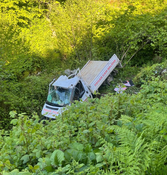 Samsun'da kereste yüklü kamyonet dere yatağına devrildi: 1 ölü, 2 yaralı
