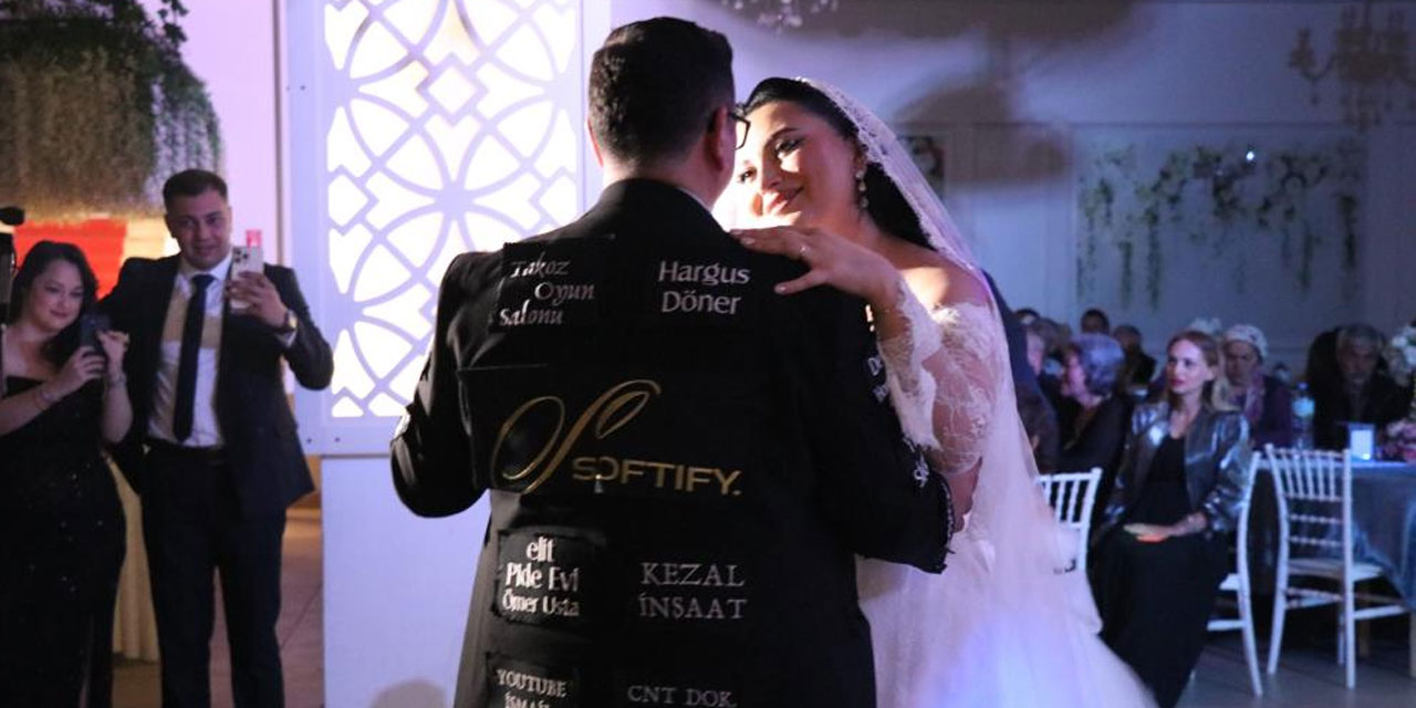 Düğün masrafını düşürmek için damatlığını reklam panosuna çevirdi