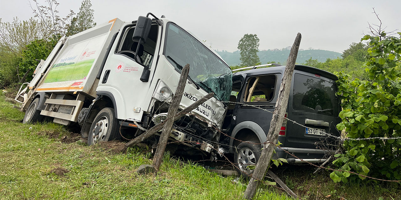 Çöp kamyonu ile Rize plakalı otomobil çarpıştı: 3 yaralı